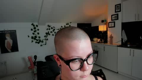 Snapshot of villyvici chatting on 04-19-26, 06:10 Villy online show from 04-19-26, 06:10