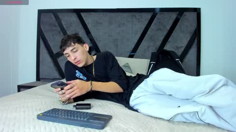 Snapshot of vincenthunter chatting on 12-28-24, 05:33 Vincent online show from 12-28-24, 05:33