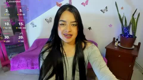 Snapshot of vio_let_ chatting on 05-10-26, 04:50 Daniela online show from 05-10-26, 04:50