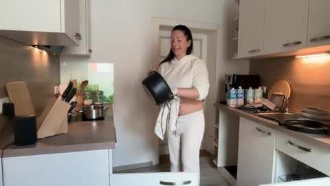 Snapshot of viola_beck chatting on 05-14-26, 10:11 Vio online show from 05-14-26, 10:11