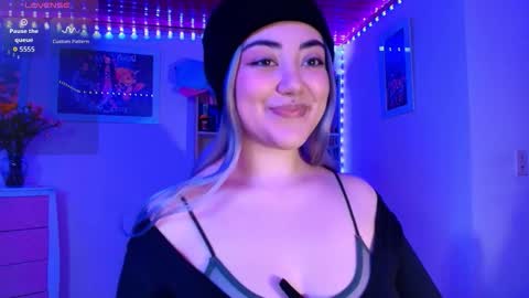 Snapshot of violeet_smile chatting on 12-22-25, 12:18 violet online show from 12-22-25, 12:18