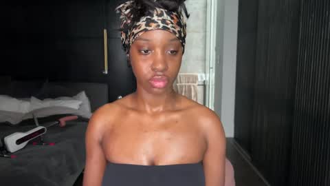 Snapshot of violet6xft chatting on 05-12-26, 09:50 Fantasy Black Girl online show from 05-12-26, 09:50
