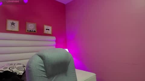 Snapshot of violet_sinclair chatting on 04-26-26, 11:19 violet_sinclair online show from 04-26-26, 11:19