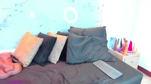 Violet  online show from 10-15-25, 05:51