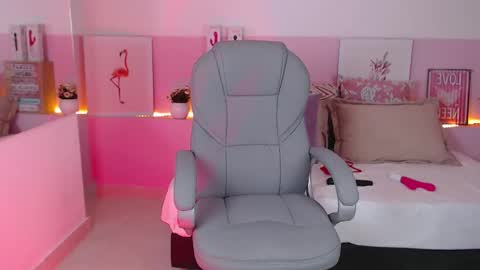 Snapshot of violeta_leon chatting on 02-22-25, 07:01 Violeta leon online show from 02-22-25, 07:01