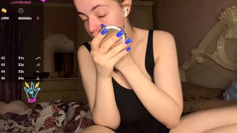 Snapshot of violetamelia chatting on 04-19-26, 06:21 Eva online show from 04-19-26, 06:21