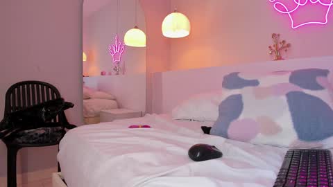 Snapshot of violeth_hill chatting on 12-24-24, 02:32 Violeth Hill online show from 12-24-24, 02:32