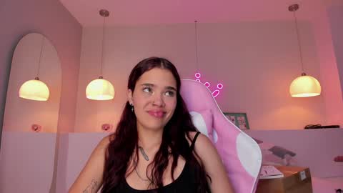 Snapshot of violeth_hill chatting on 01-22-25, 08:28 Violeth Hill online show from 01-22-25, 08:28