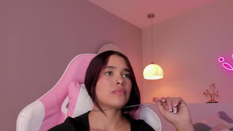 Snapshot of violeth_hill chatting on 01-31-25, 11:45 Violeth Hill online show from 01-31-25, 11:45