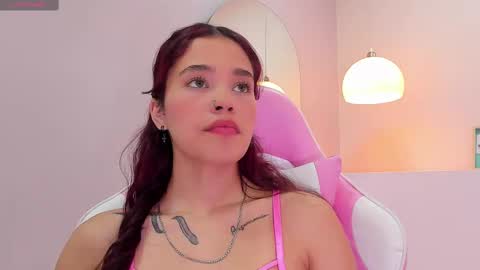 Snapshot of violeth_hill chatting on 02-18-25, 04:37 Violeth Hill online show from 02-18-25, 04:37