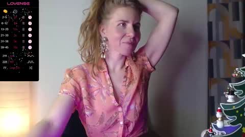 Snapshot of violetplath chatting on 12-15-24, 10:47 Violet  next stream December 6 online show from 12-15-24, 10:47