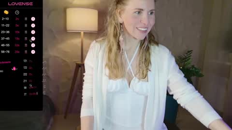 Snapshot of violetplath chatting on 03-09-25, 08:10 Violet  next stream December 6 online show from 03-09-25, 08:10