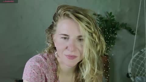 Snapshot of violetplath chatting on 09-12-25, 07:25 Violet  next stream December 6 online show from 09-12-25, 07:25