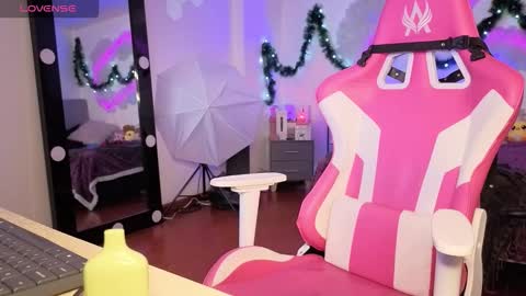 Snapshot of violetqs chatting on 12-16-25, 06:57 online show from 12-16-25, 06:57