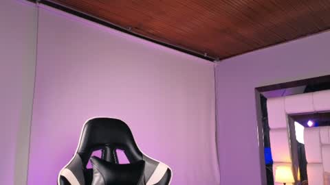 Snapshot of violetskinny chatting on 06-11-26, 12:32 violetskinny online show from 06-11-26, 12:32