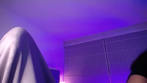 violett_queen122 online show from 10-21-25, 03:07