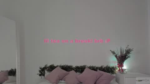 Snapshot of violetta_finch chatting on 01-27-25, 11:32 violetta_finch online show from 01-27-25, 11:32