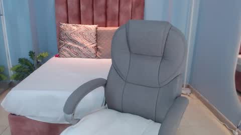 Snapshot of violetta_rainbow chatting on 11-27-25, 04:36 Violetta online show from 11-27-25, 04:36