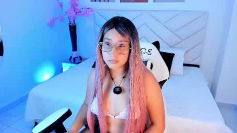Snapshot of violette33 chatting on 07-08-26, 06:34 Violette online show from 07-08-26, 06:34