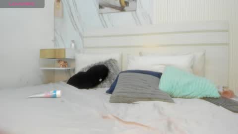 Snapshot of violetthorny chatting on 06-10-26, 08:35 online show from 06-10-26, 08:35