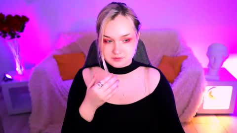 Snapshot of violettwoods chatting on 05-27-26, 08:11 Violett online show from 05-27-26, 08:11