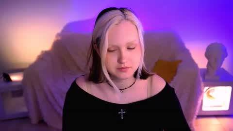 Snapshot of violettwoods chatting on 06-18-26, 04:13 Violett online show from 06-18-26, 04:13