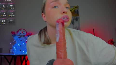 Snapshot of viollasinzz chatting on 12-11-24, 11:51 Violla online show from 12-11-24, 11:51