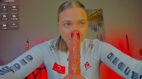 Snapshot of viollasinzz chatting on 12-16-24, 11:22 Violla online show from 12-16-24, 11:22