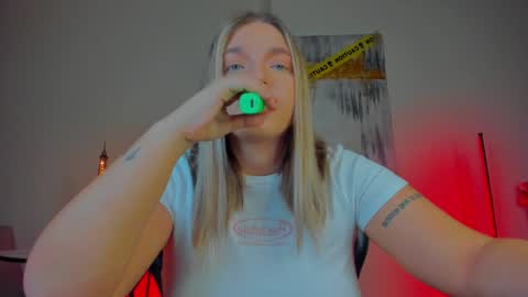 Snapshot of viollasinzz chatting on 12-18-24, 03:26 Violla online show from 12-18-24, 03:26