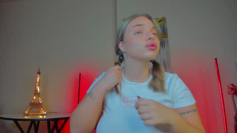 Snapshot of viollasinzz chatting on 12-25-24, 05:16 Violla online show from 12-25-24, 05:16