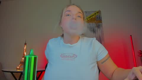 Snapshot of viollasinzz chatting on 12-26-24, 01:51 Violla online show from 12-26-24, 01:51