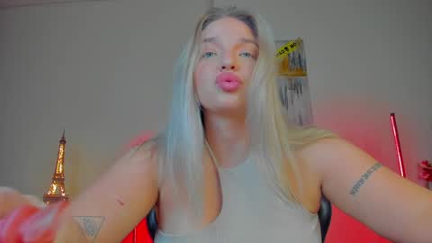 Snapshot of viollasinzz chatting on 01-03-25, 09:47 Violla online show from 01-03-25, 09:47