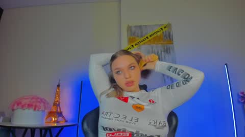 Snapshot of viollasinzz chatting on 01-10-25, 08:51 Violla online show from 01-10-25, 08:51