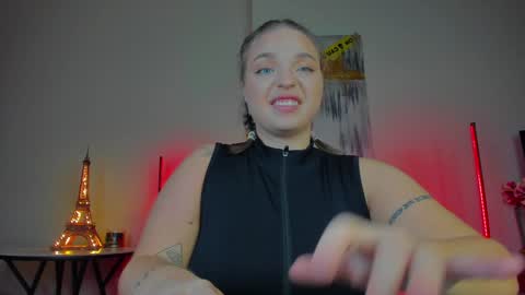 Snapshot of viollasinzz chatting on 01-20-25, 10:59 Violla online show from 01-20-25, 10:59