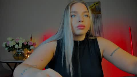Snapshot of viollasinzz chatting on 01-29-25, 10:05 Violla online show from 01-29-25, 10:05