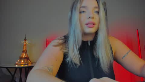 Snapshot of viollasinzz chatting on 01-31-25, 08:12 Violla online show from 01-31-25, 08:12