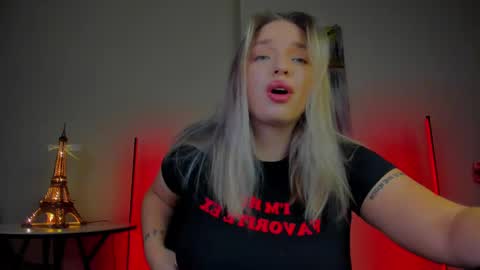 Snapshot of viollasinzz chatting on 02-13-25, 07:56 Violla online show from 02-13-25, 07:56