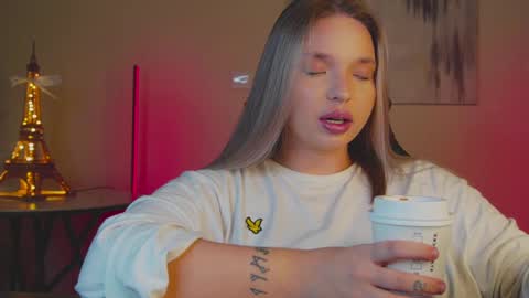 Snapshot of viollasinzz chatting on 02-16-25, 08:21 Violla online show from 02-16-25, 08:21