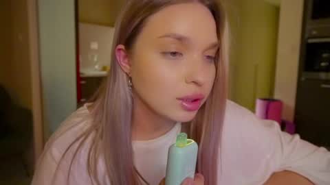 Snapshot of viollasinzz chatting on 02-16-25, 02:43 Violla online show from 02-16-25, 02:43