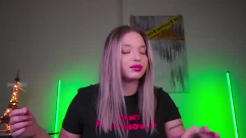 Snapshot of viollasinzz chatting on 02-17-25, 07:47 Violla online show from 02-17-25, 07:47