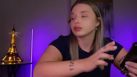 Snapshot of viollasinzz chatting on 02-23-25, 07:55 Violla online show from 02-23-25, 07:55