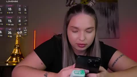 Snapshot of viollasinzz chatting on 02-24-25, 03:09 Violla online show from 02-24-25, 03:09