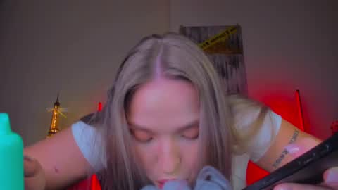 Snapshot of viollasinzz chatting on 02-26-25, 03:41 Violla online show from 02-26-25, 03:41