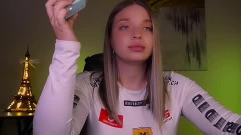 Snapshot of viollasinzz chatting on 03-08-25, 08:03 Violla online show from 03-08-25, 08:03