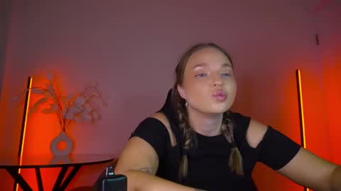 Snapshot of viollasinzz chatting on 09-12-25, 04:01 Violla online show from 09-12-25, 04:01