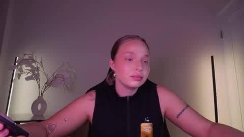 Snapshot of viollasinzz chatting on 09-19-25, 11:22 Violla online show from 09-19-25, 11:22
