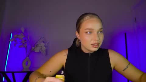 Snapshot of viollasinzz chatting on 09-20-25, 10:38 Violla online show from 09-20-25, 10:38