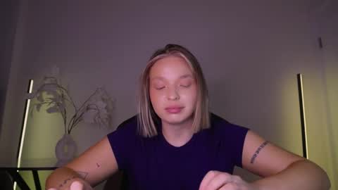 Snapshot of viollasinzz chatting on 09-21-25, 10:06 Violla online show from 09-21-25, 10:06