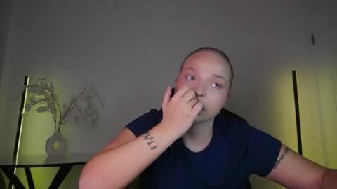 Snapshot of viollasinzz chatting on 09-26-25, 09:02 Violla online show from 09-26-25, 09:02