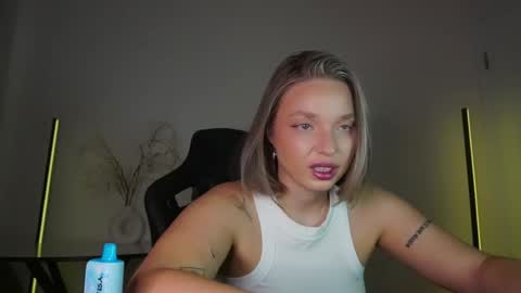 Snapshot of viollasinzz chatting on 10-14-25, 03:40 Violla online show from 10-14-25, 03:40